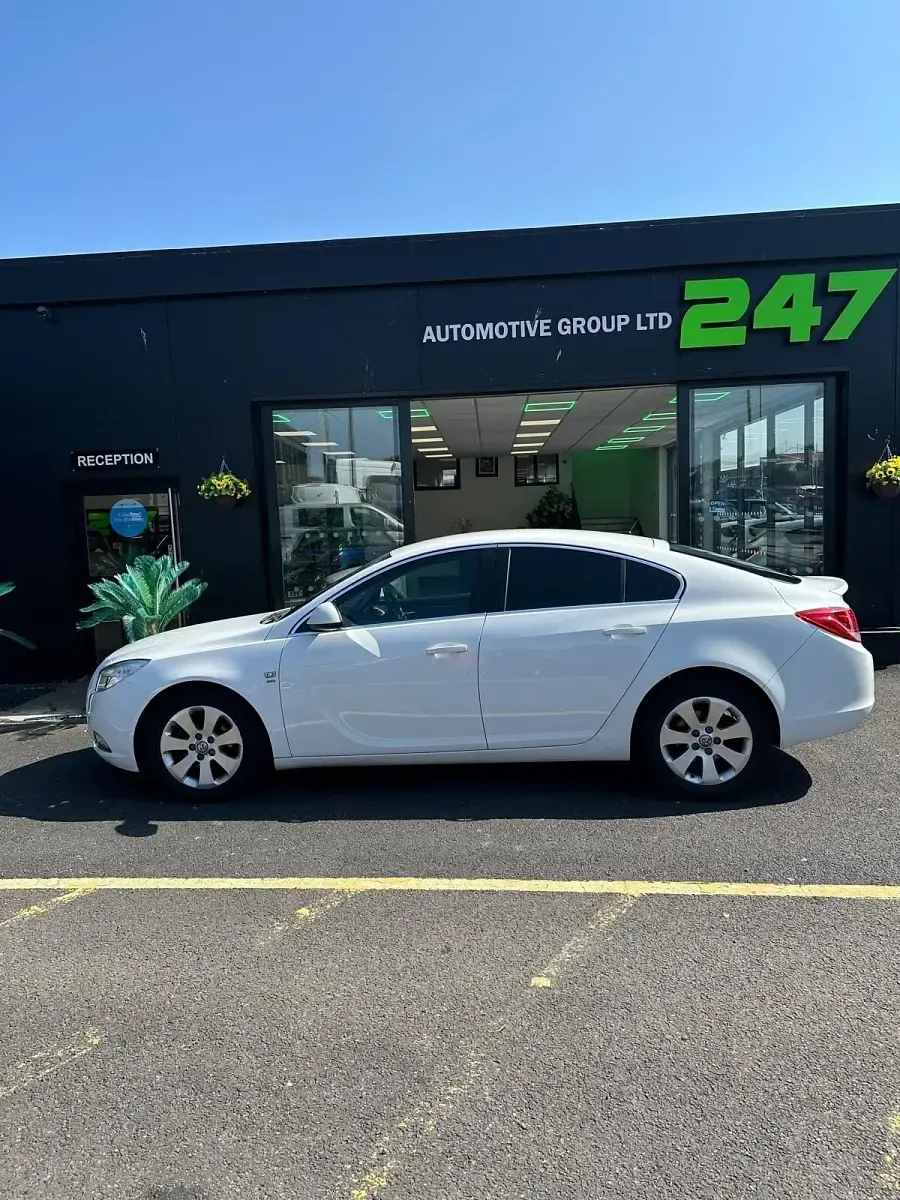 Used Vauxhall Insignia SRi 2011 White Hatchback