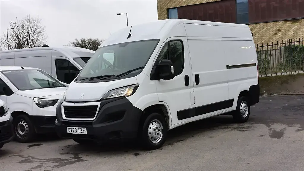 Gebraucht Peugeot Boxer Premium 140 PS (102 kW) 2023 Weiß Van