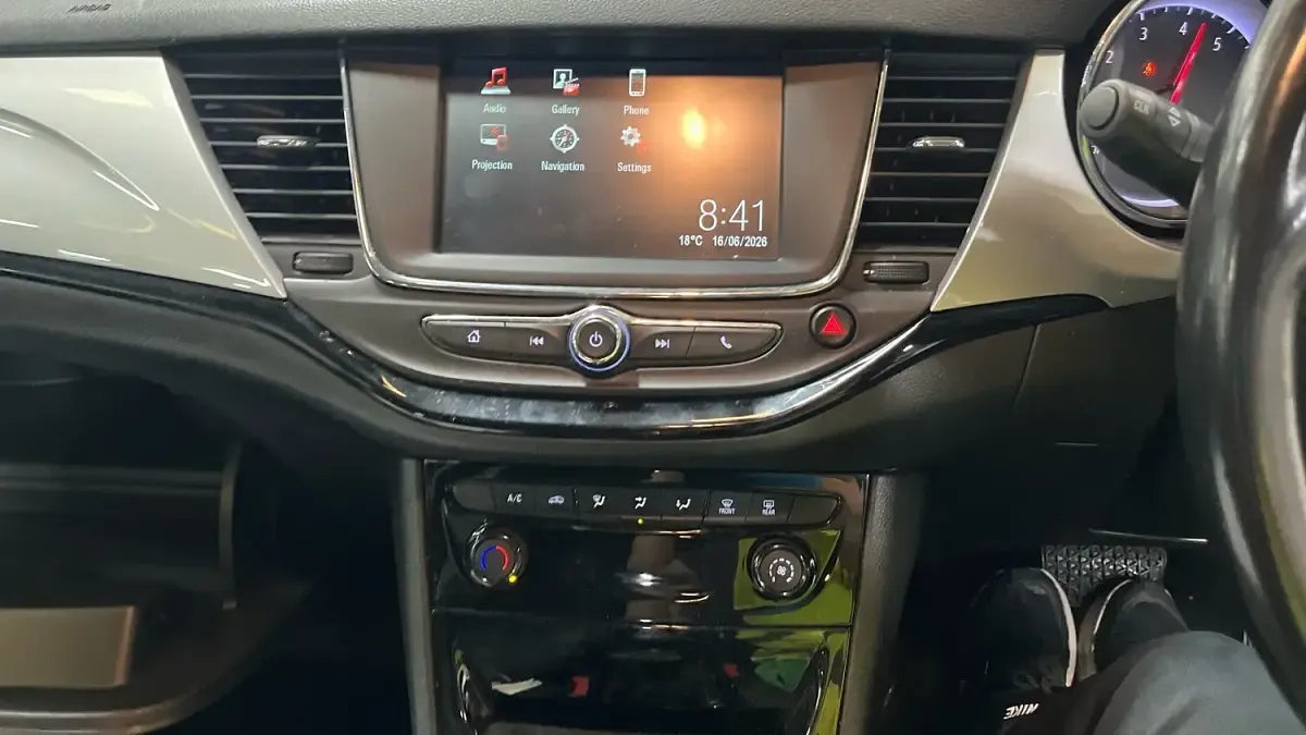 Used Vauxhall Astra SRi 145 HP (106 kW) 2020 White Estate