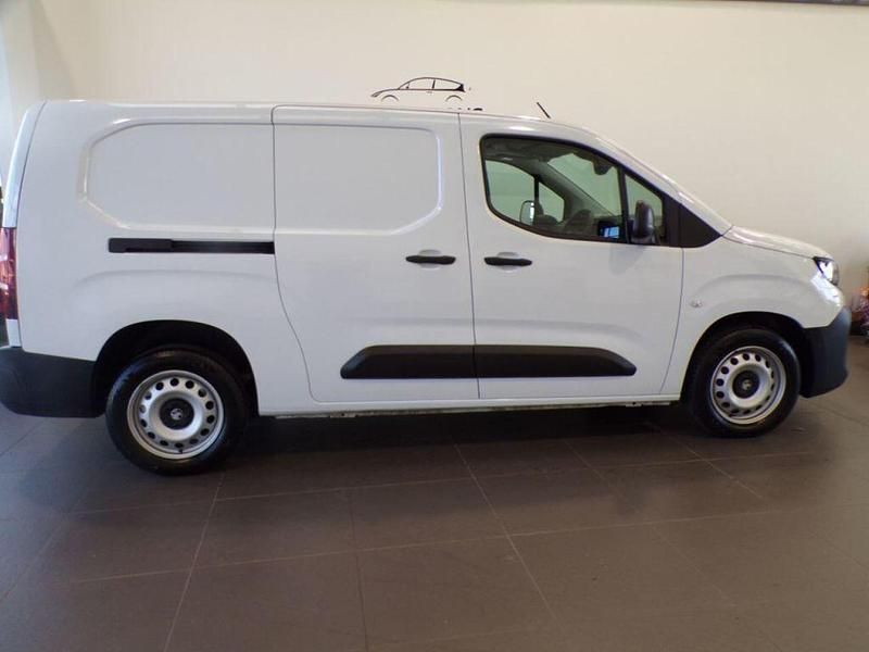 Used Vauxhall Combo S 101 HP (74 kW) 2024 White MPV