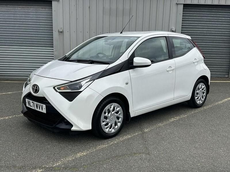 Used Toyota Aygo X-play 72 HP (52 kW) 2021 White Hatchback
