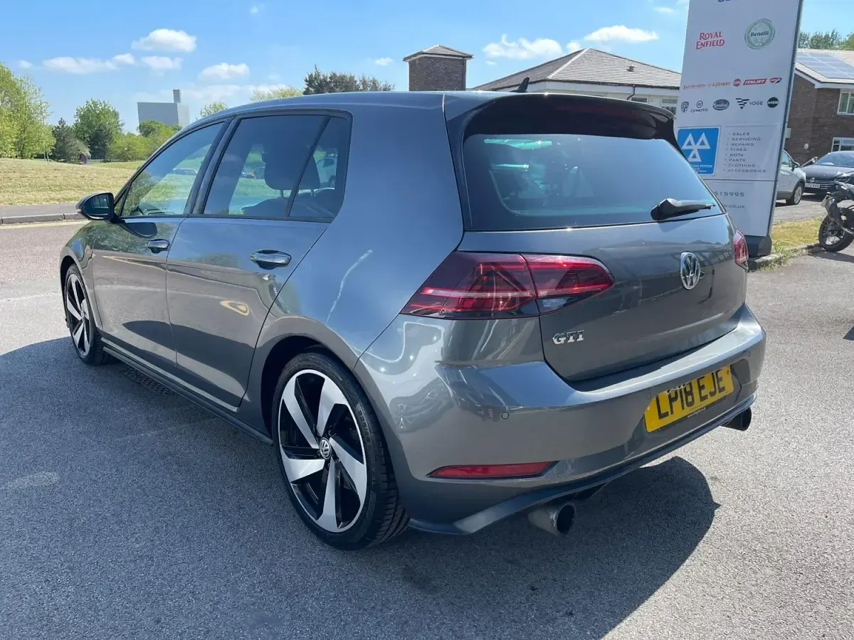 Używany VW Golf VII GTI 230 KM (169 kW) 2018 Szary Hatchback