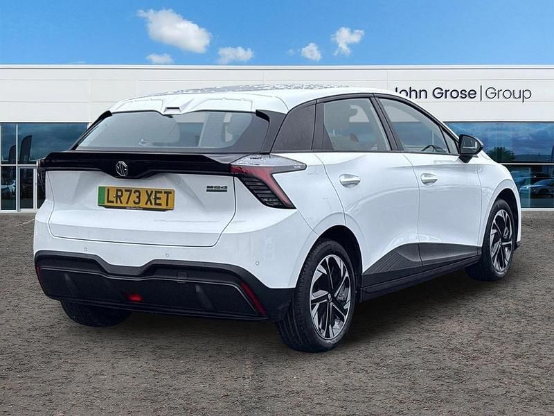 Used MG MG4 EV SE 2023 White Hatchback