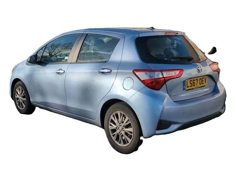 Used Toyota Yaris Hybrid 100 HP (73 kW) 2017 Blue Hatchback