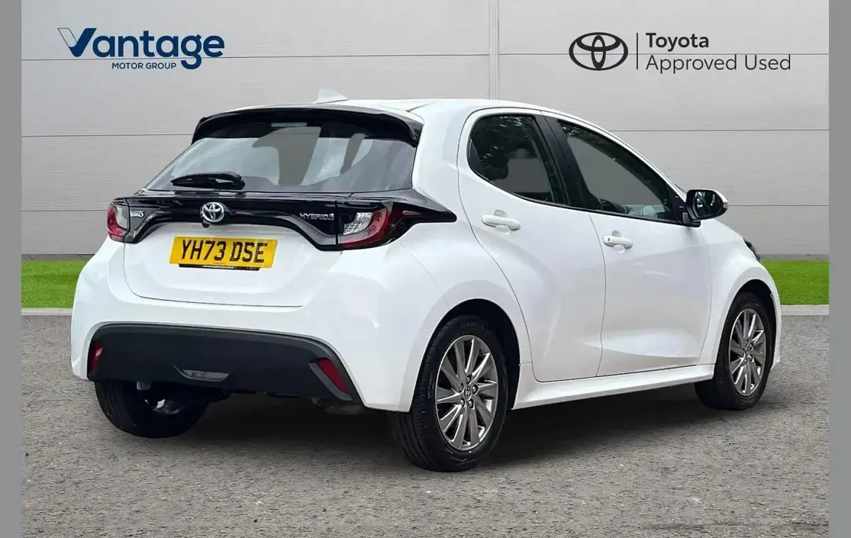 Used Toyota Yaris 113 HP (83 kW) 2023 White Hatchback