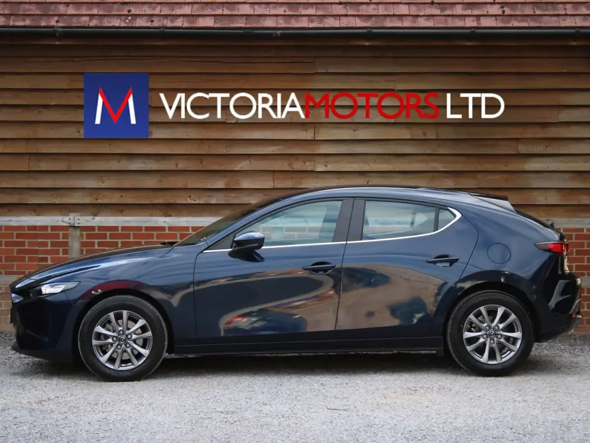 Usado Mazda 3 Luxury 2022 Azul Utilitario