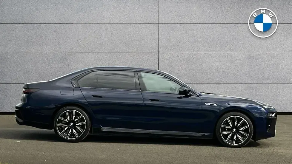 Used BMW M760e Comfort Edition 563 HP (414 kW) 2024 Blue Sedan
