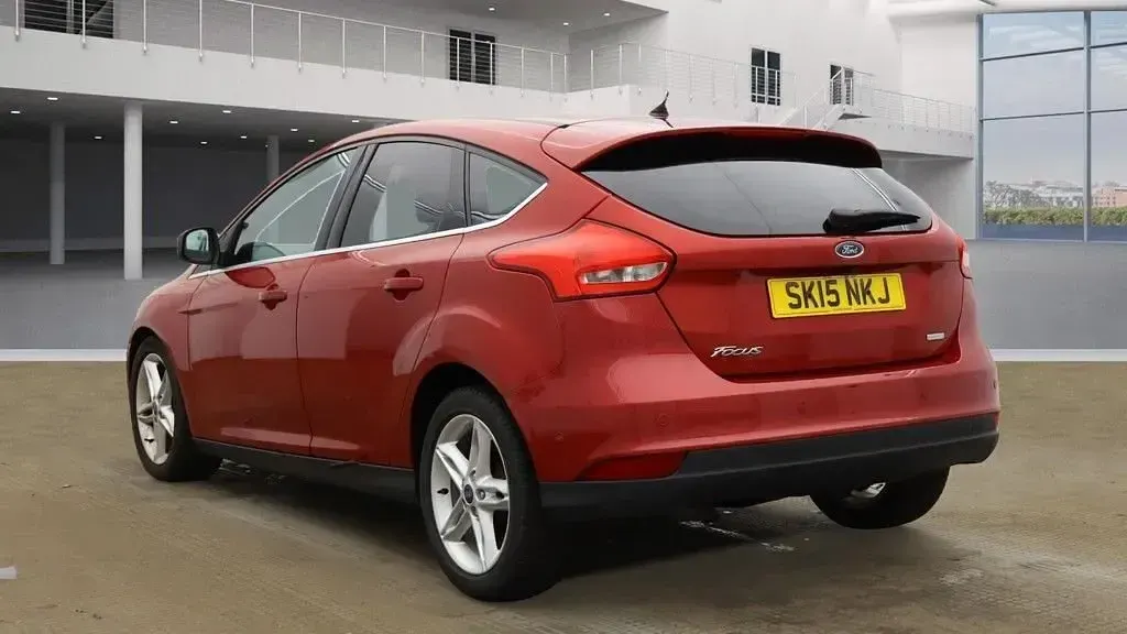 Used Ford Focus Titanium 125 HP (91 kW) 2015 Red Hatchback