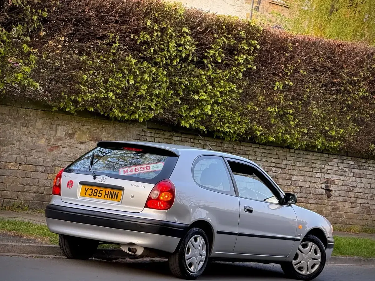 Used Toyota Corolla 97 HP (71 kW) 2001 Silver Hatchback