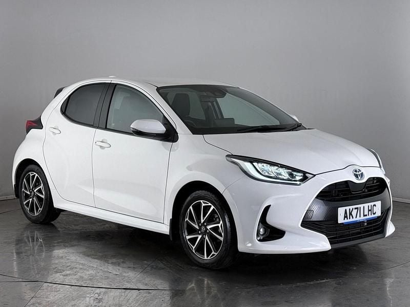 White Used 2022 Toyota Yaris Hybrid Design Hatchback | £16,500 (Super price) - Image 1/3