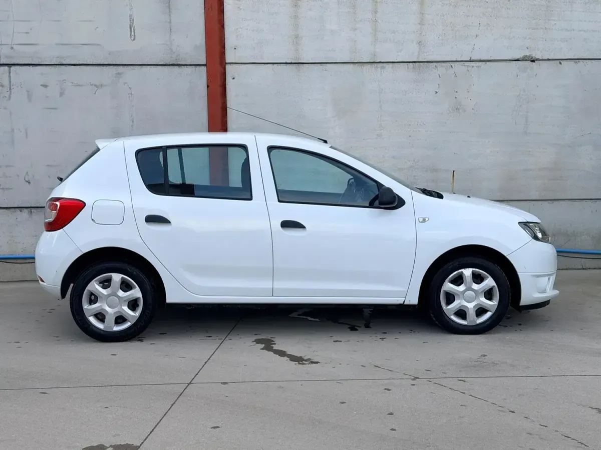 Begagnad Dacia Sandero Ambiance 90 HK (66 kW) 2015 Vit Halvkombi
