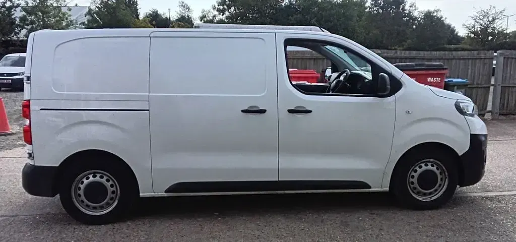Used Peugeot e-Expert 100 kW (136 HP) 2022 White Van