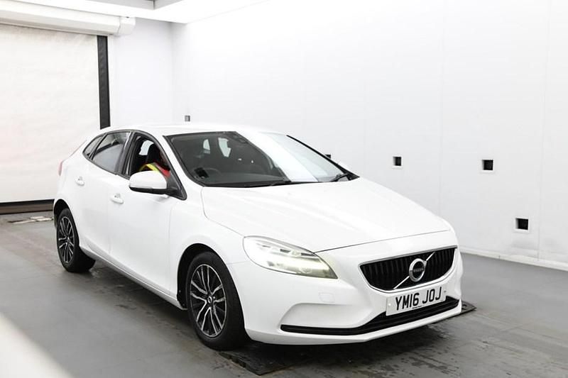 Used Volvo V40 Momentum 120 HP (88 kW) 2016 White Hatchback