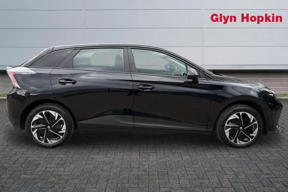 Begagnad MG MG4 EV SE 319 kW (435 HK) 2025 Svart Halvkombi