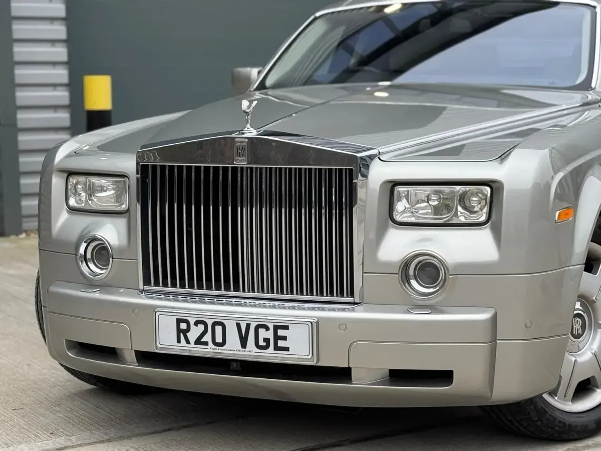 Usado Rolls Royce Phantom 460 HP (338 kW) 2007 Cinzento Sedan