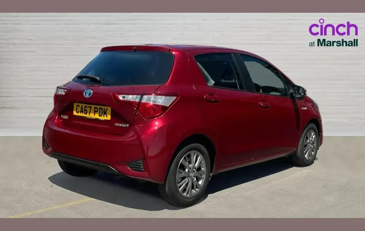 Used Toyota Yaris 100 HP (73 kW) 2018 Red Hatchback