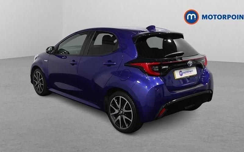 Used Toyota Yaris Hybrid 116 HP (85 kW) 2021 Blue Hatchback