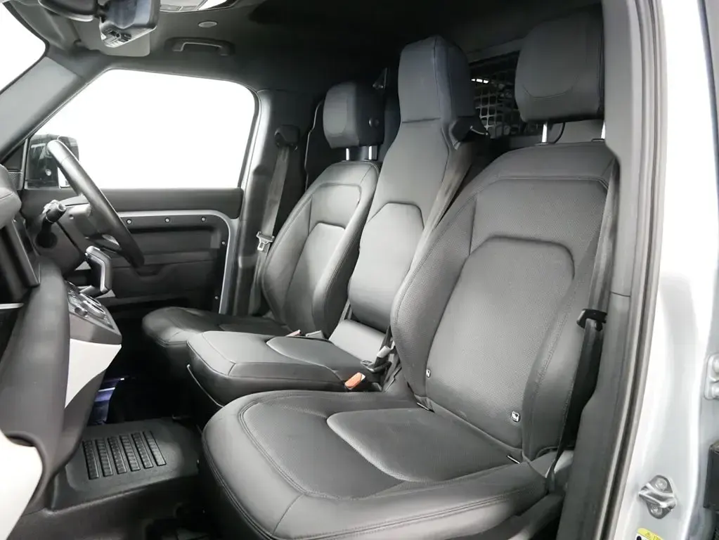 Używany Land Rover Defender SE 250 KM (183 kW) 2023 Srebrny SUV