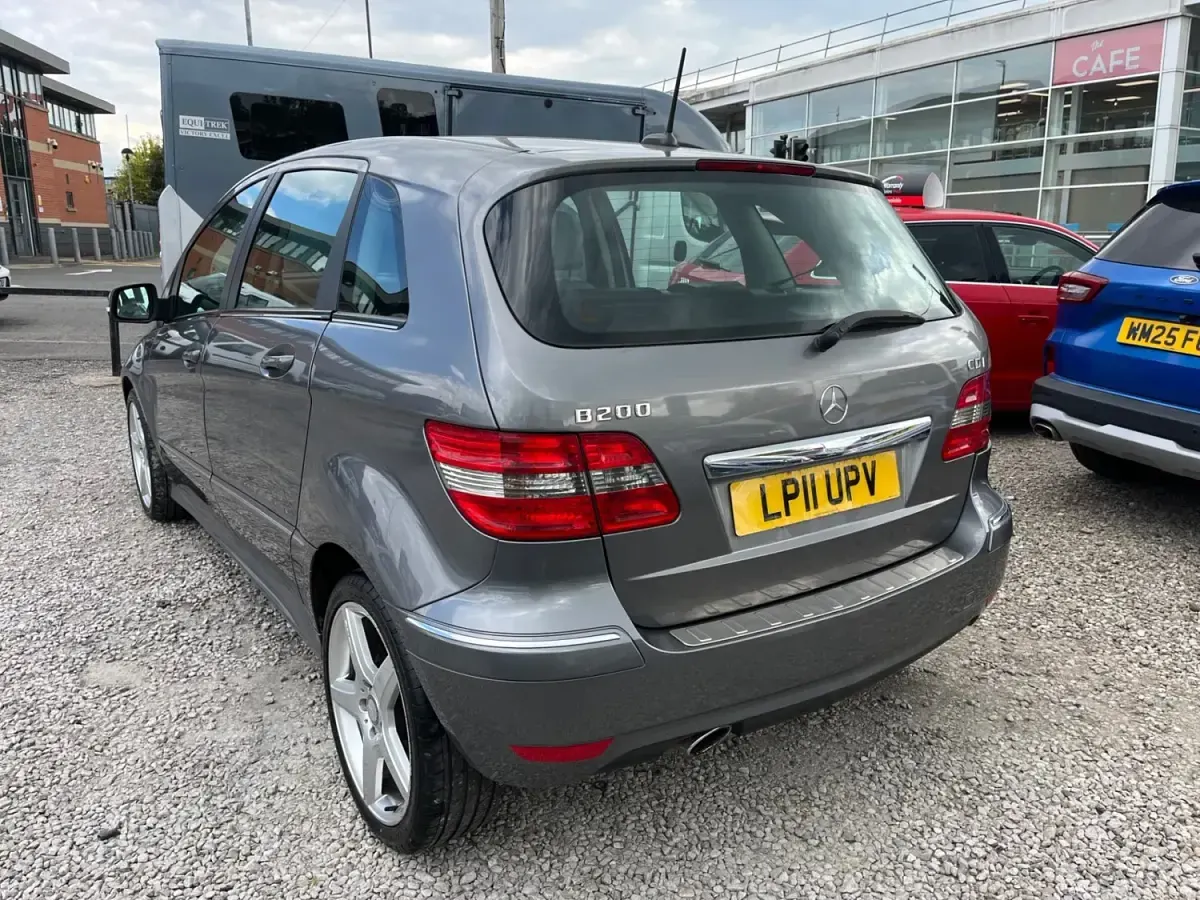 Usado Mercedes B200 2011 Cinzento Monovolume