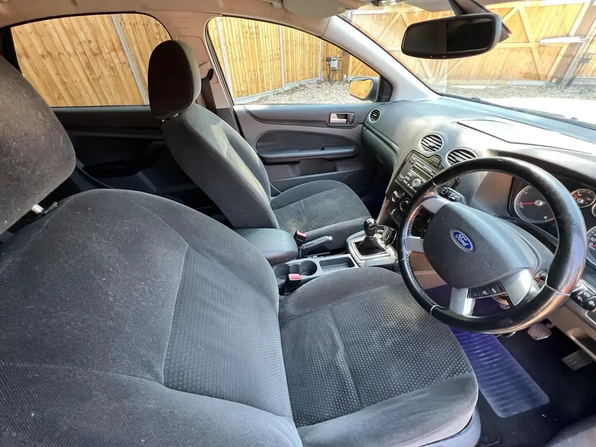 Used Ford Focus Ghia 113 HP (83 kW) 2006 Grey Hatchback