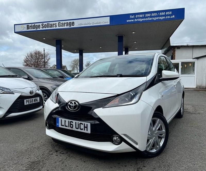 Used Toyota Aygo x-press 68 HP (50 kW) 2016 White Hatchback