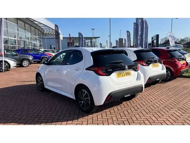 Used Toyota Yaris Hybrid Design 113 HP (83 kW) 2023 White Hatchback