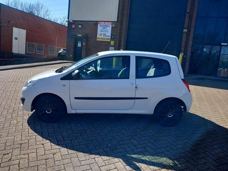 Used Renault Twingo Expression 60 HP (44 kW) 2010 White Hatchback