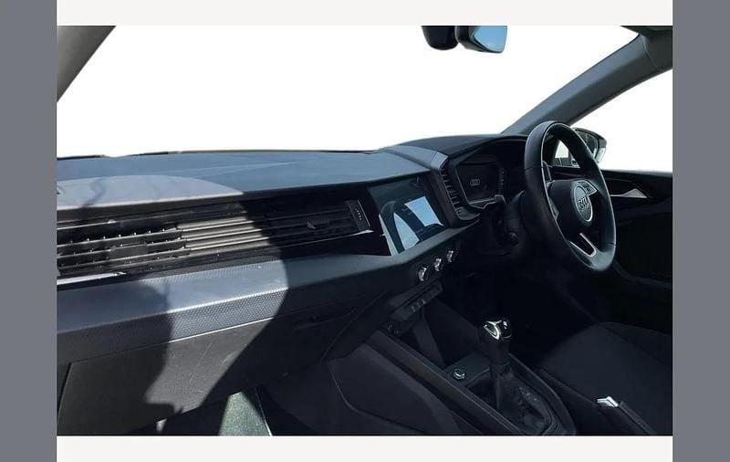 Used Audi A1 Design 95 HP (69 kW) 2022 White SUV