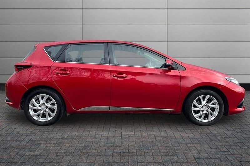 Used Toyota Auris Business Edition 116 HP (85 kW) 2016 Red Hatchback
