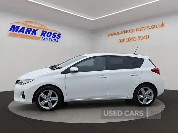 Usado Toyota Auris Sport 132 HP (97 kW) 2014 Branco Citadino