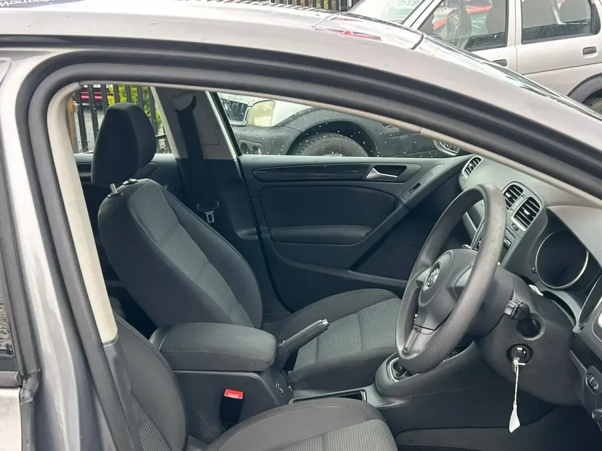 Usado VW Golf VI SE 140 HP (102 kW) 2009 Cinzento Citadino