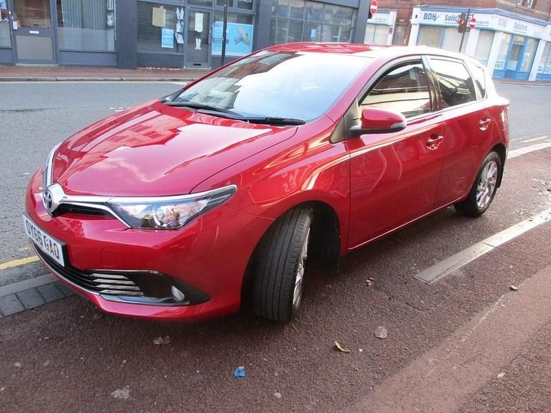 Used Toyota Auris 116 HP (85 kW) 2016 Red Hatchback