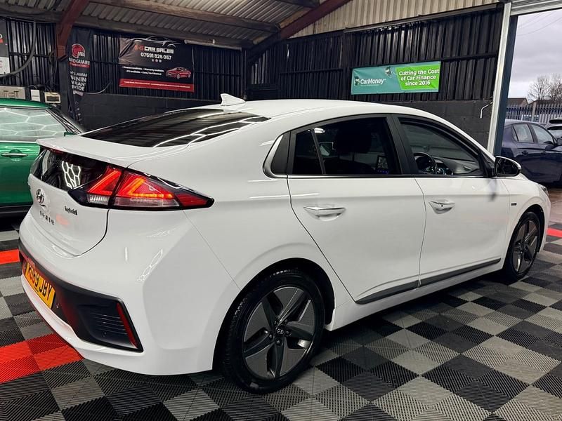 Used Hyundai Ioniq Premium SE 141 HP (103 kW) 2019 White Hatchback