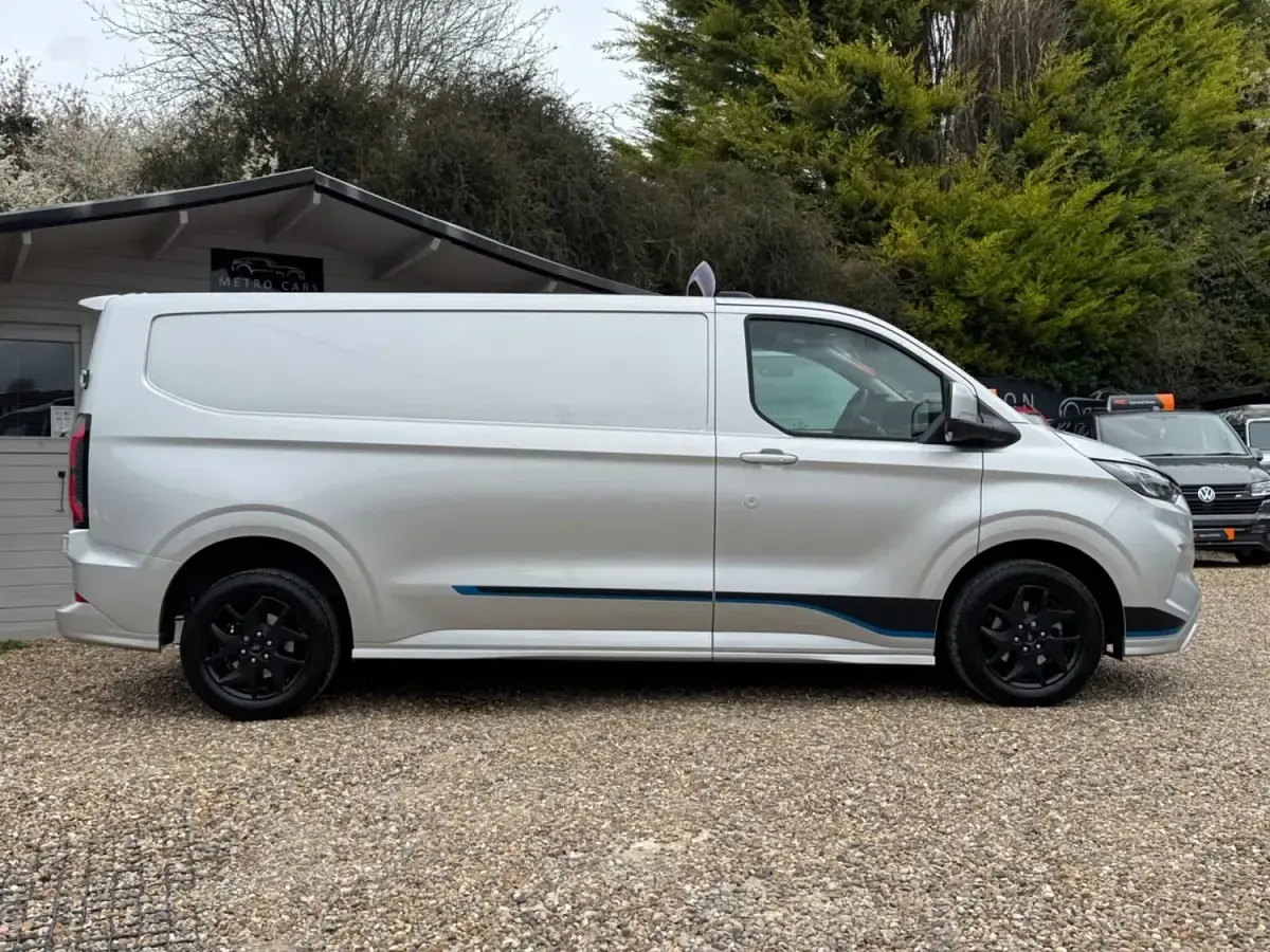 Usado Ford Transit Custom Sport 170 CV (125 kW) 2024 Plateado Van