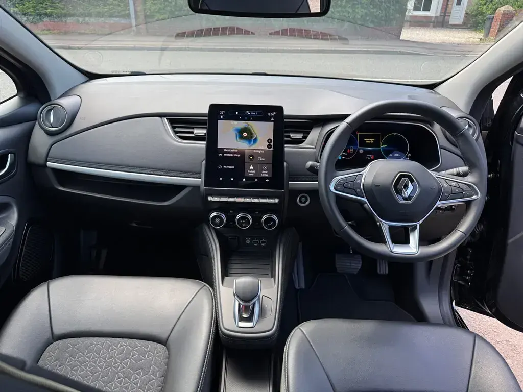 Used Renault Zoe Techno 100 kW (136 HP) 2024 Black Hatchback