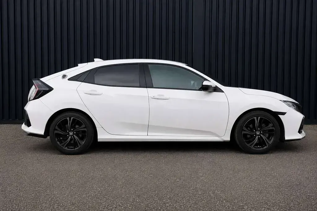 Used Honda Civic SR 126 HP (92 kW) 2019 White Hatchback