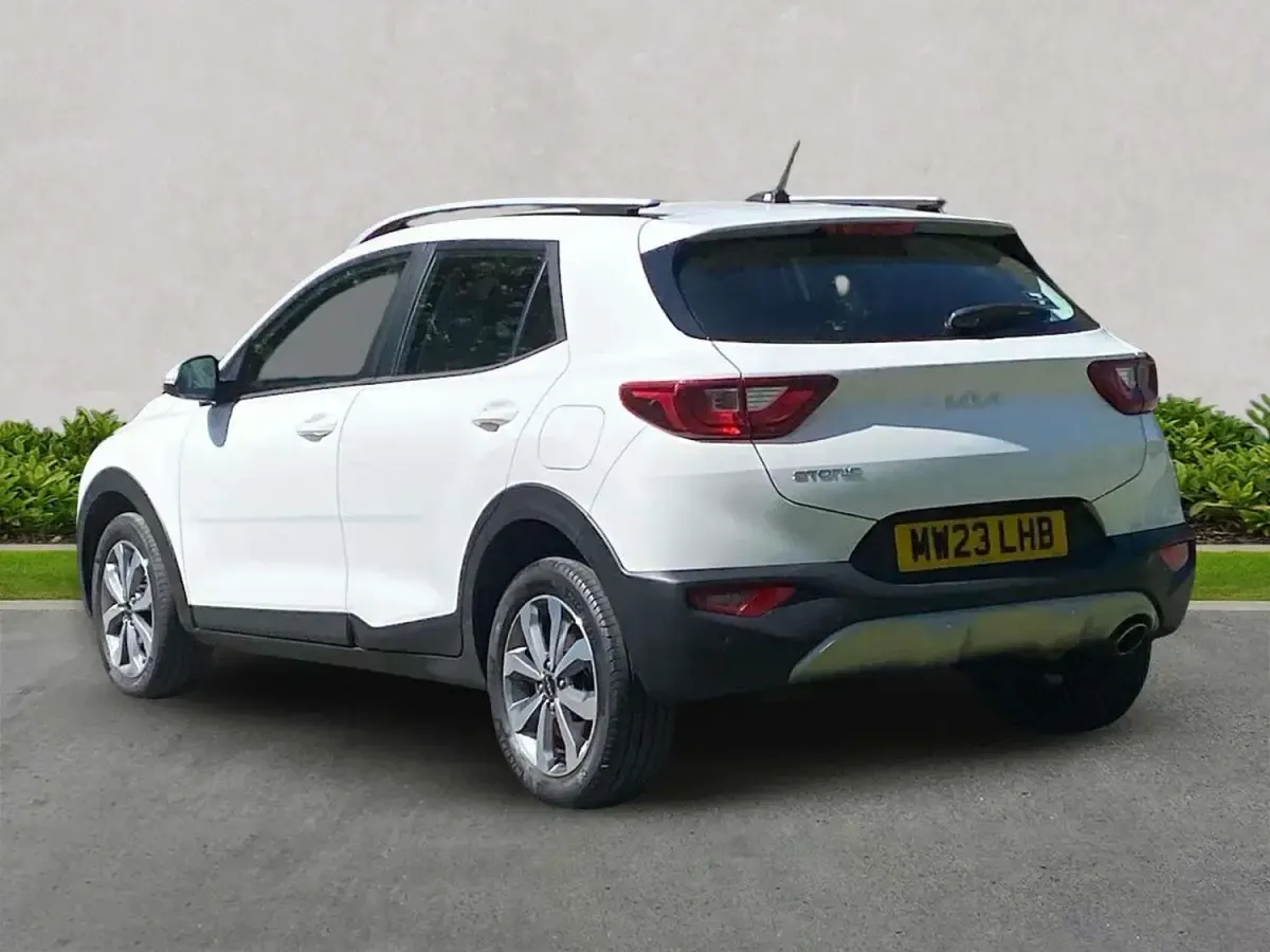 Begagnad Kia Stonic 2023 Vit SUV