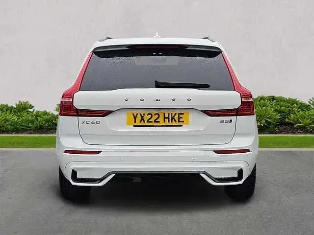 Used Volvo XC60 R-Design 250 HP (183 kW) 2022 White SUV