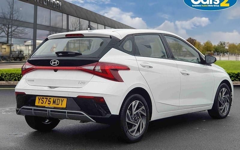 New Hyundai i20 Advanced 101 HP (74 kW) 2025 White Hatchback