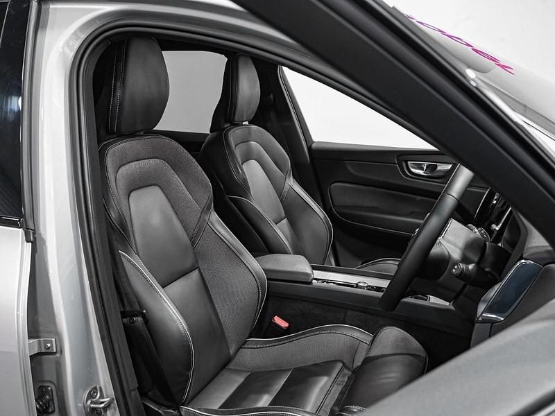 Used Volvo XC60 Plus 250 HP (183 kW) 2022 Silver SUV