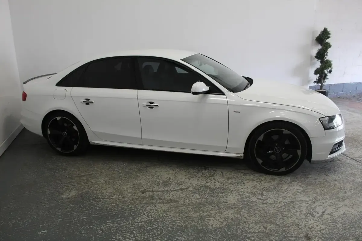 Usado Audi A4 Black Edition 150 HP (110 kW) 2014 Branco Sedan