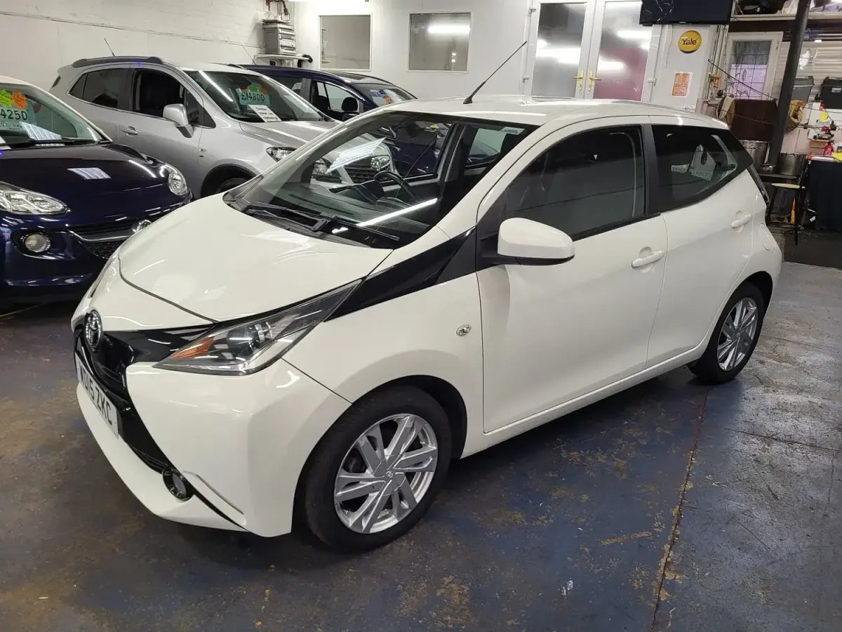 Used Toyota Aygo x-press 67 HP (49 kW) 2015 White Hatchback
