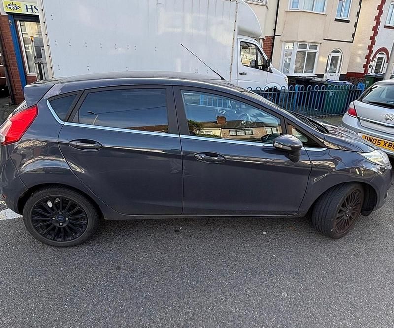 Used Ford Fiesta Titanium 125 HP (91 kW) 2013 Grey Hatchback