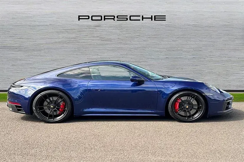 Begagnad Porsche 911 480 HK (353 kW) 2024 Blå Sportkupé