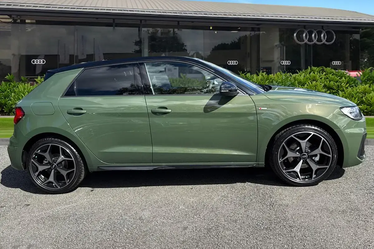Nouă Audi A1 Sportback Black Edition 150 CP (110 kW) 2026 Verde Hatchback