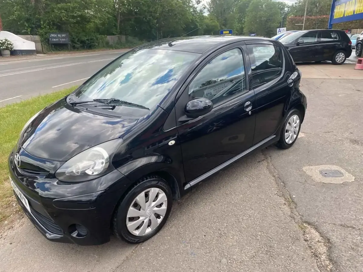 Usado Toyota Aygo 68 HP (50 kW) 2013 Preto Citadino