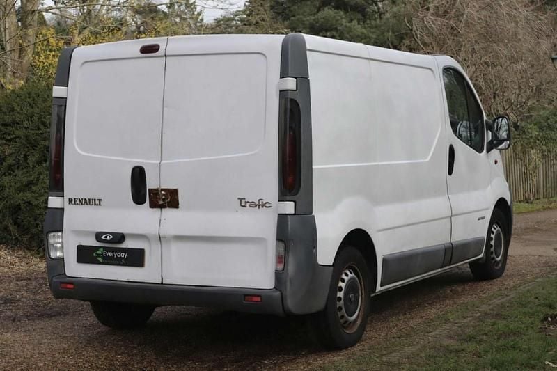 Used Renault Trafic 100 HP (73 kW) 2005 White MPV