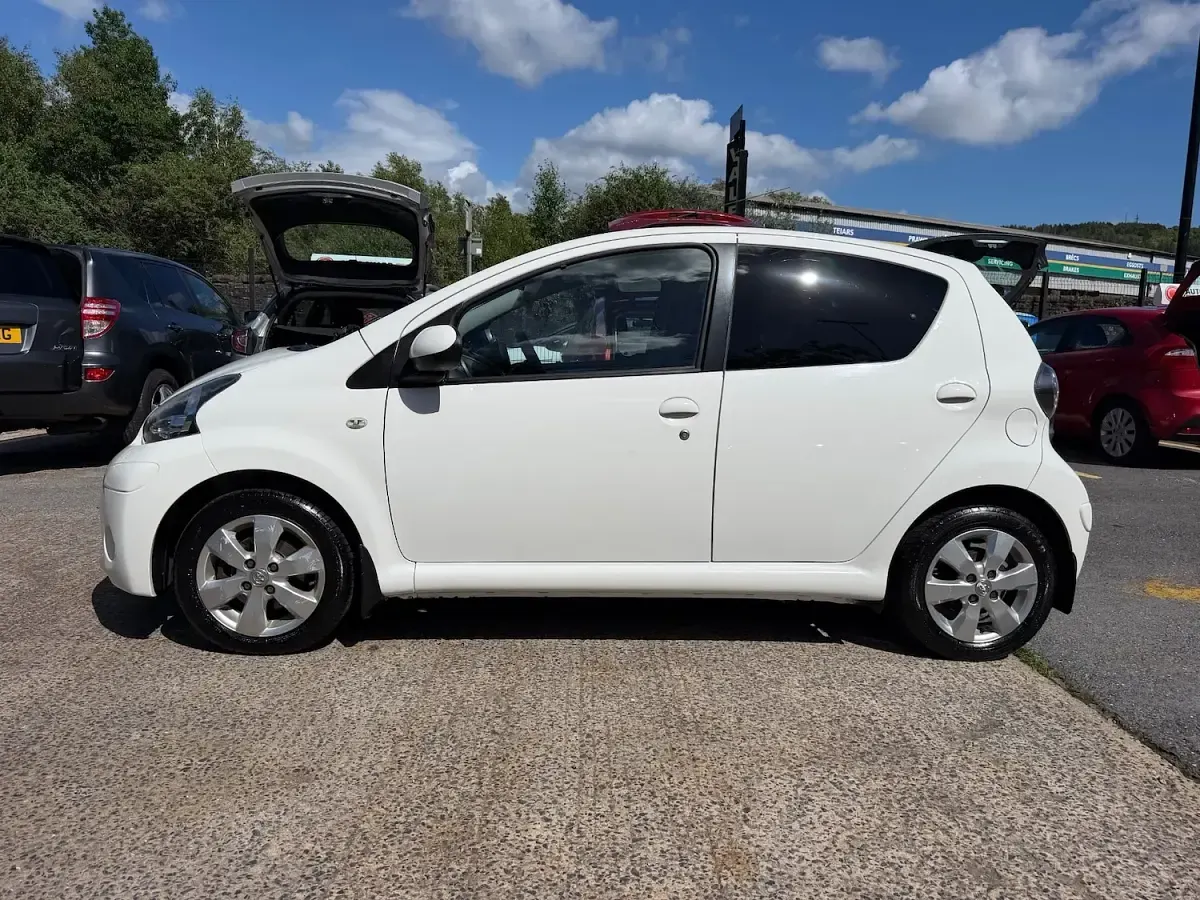 Used Toyota Aygo 68 HP (50 kW) 2012 White Hatchback