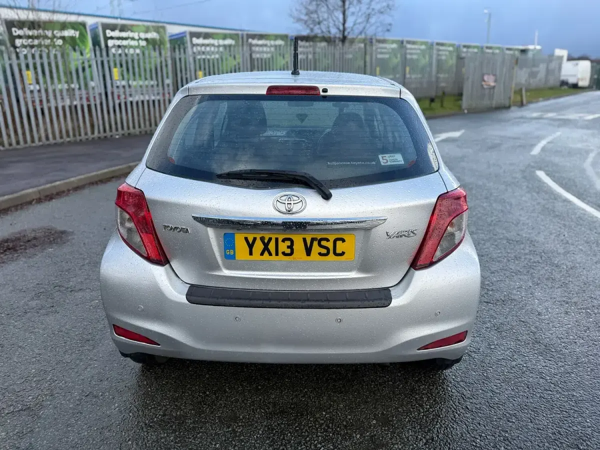 Used Toyota Yaris 90 HP (66 kW) 2013 Silver Hatchback