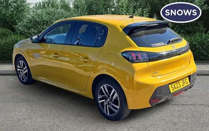 Second-hand Peugeot 208 Allure+ 102 CP (75 kW) 2023 Galben Hatchback